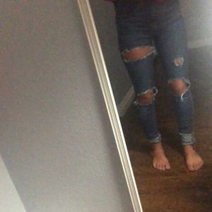 SUPER CUTE RIPPED JEANS SIZE 24